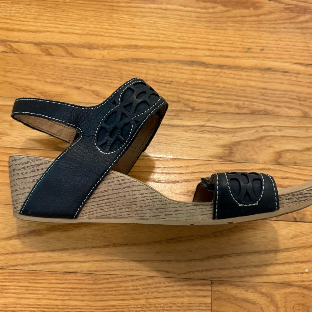 Clarks Navy Sandal - Picture 2 of 7